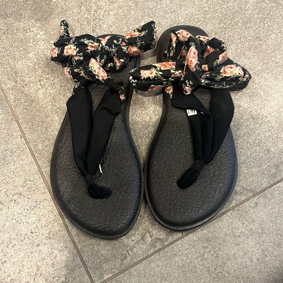 Floral sanuk yoga sandals size 7 - Picture 2 of 5